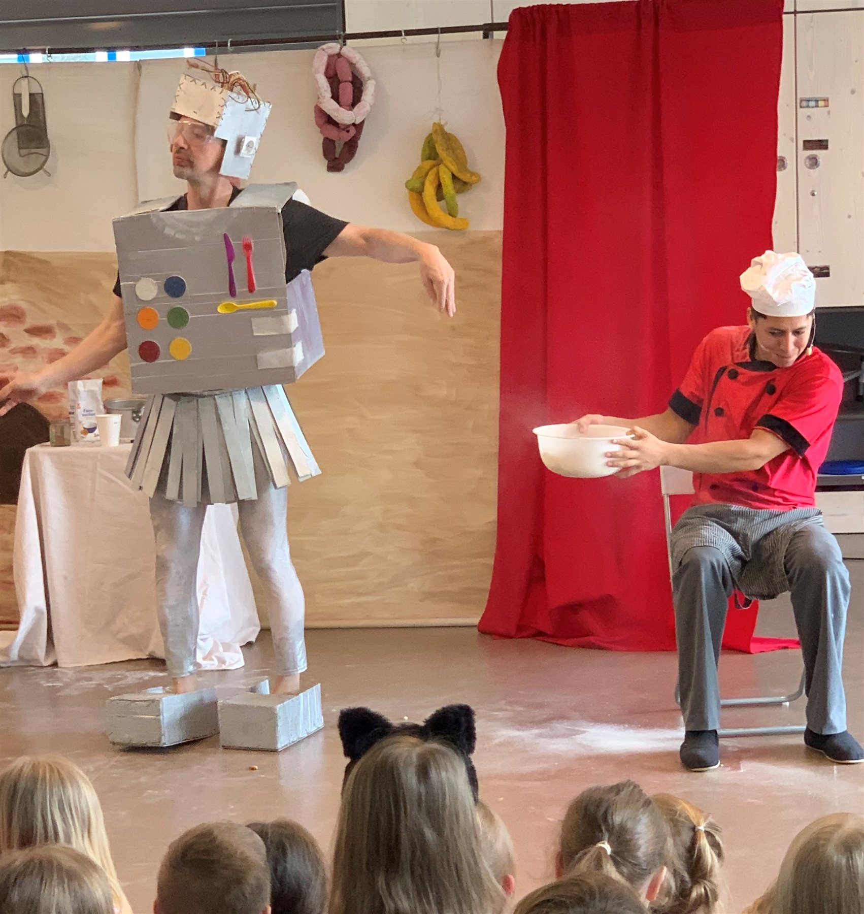 Bühne frei: Roboter, Koch und jede Menge Lacher beim Kindertheater.